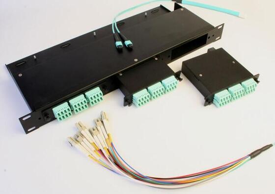 كاسيتات MPO 96F لوحة توصيل MPO 1U متوافقة مع شبكات مراكز البيانات 10G 40G 100G توفر نظام إدارة الألياف